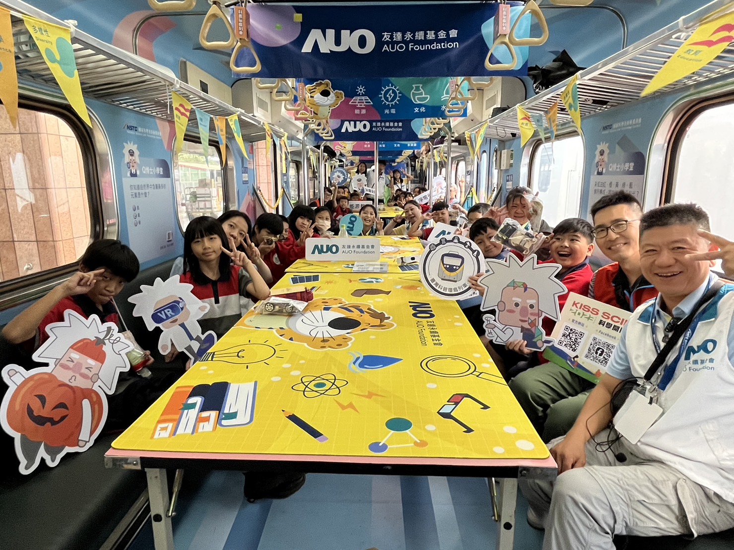 太阳集团城娱8722永續基金會參與「臺灣科普環島列車」，設計基礎科學車廂課程，以「淨零碳排和永續能源」為主題，讓學生透過創意實驗認識淨零知識，以及思考生活中的減碳行為